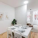 Loios 1br Flat Downtown By Lovelystay 아파트