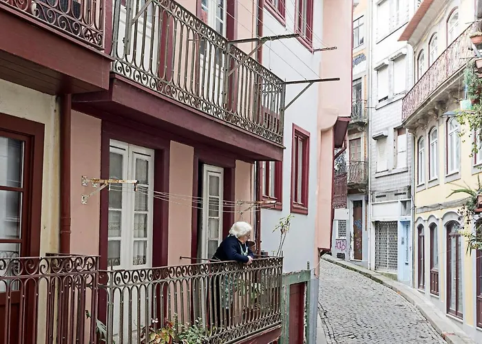 Loios 1br Flat Downtown By Lovelystay